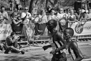 爱游戏app-非洲锦标赛中，南非队奋勇拼搏，冲击历史第一高光，南非洲杯小组赛